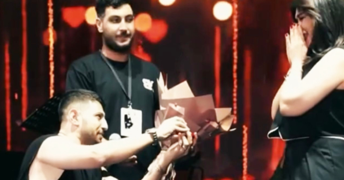 Burak Bulut, verdiği konserde sevgilisine evlenme teklifi etti
